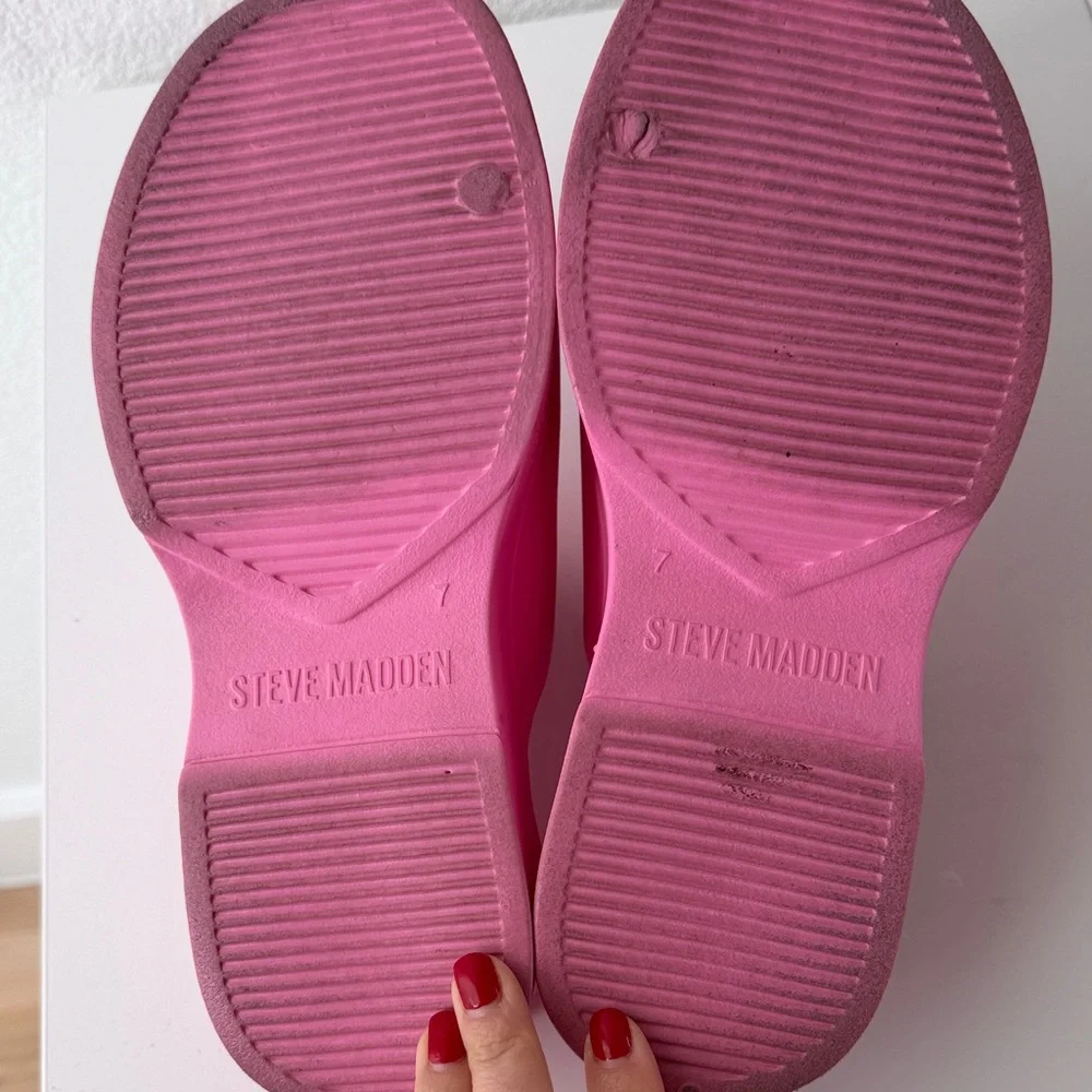 Steve Madden Bold Pink Platform Slides | Size 7 - Picture 4 of 4